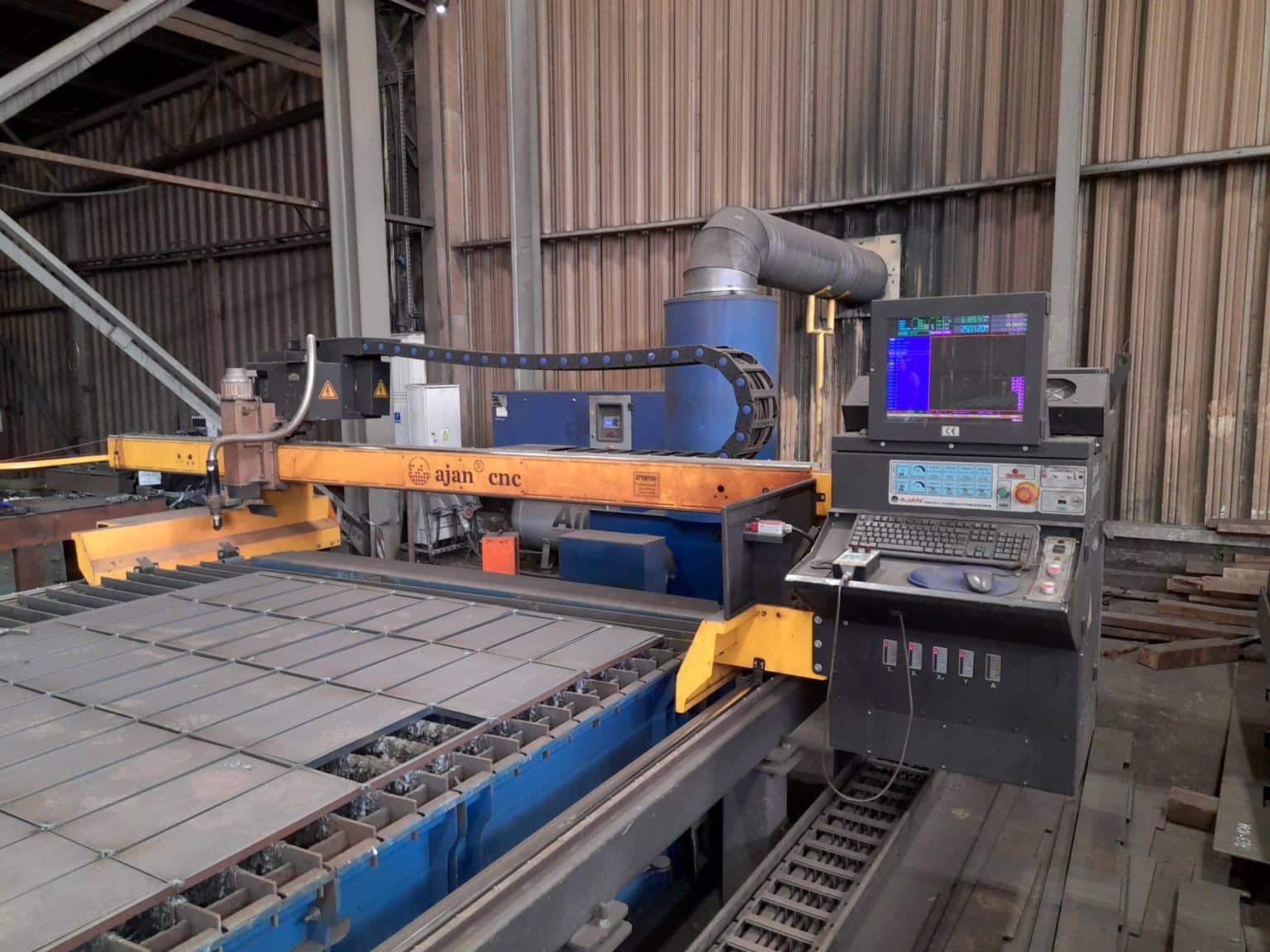 HB450 Kesim fabrikasında CNC plazma tezgâhında aşınma sacı kesimi — Kazan, Ankara